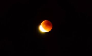 FOTO: Krvavý mesiac nad východom