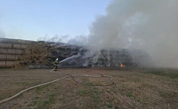 FOTO: Požiar balíkov slamy vo Vojčiciach