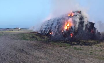 FOTO: Požiar balíkov slamy vo Vojčiciach