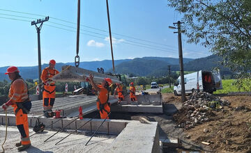 FOTO: Výstavba mosta v Olcnave napreduje neuveriteľnou rýchlosťou