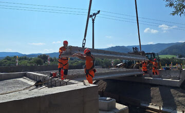 FOTO: Výstavba mosta v Olcnave napreduje neuveriteľnou rýchlosťou