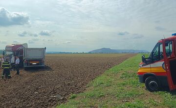 FOTO: Nehoda kamióna medzi Turňou nad Bodvou a Drienovcom