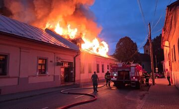FOTO: Oheň zachvátil rodinné domy aj reštauráciu v Dobšinej