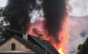 FOTO: Oheň zachvátil rodinné domy aj reštauráciu v Dobšinej