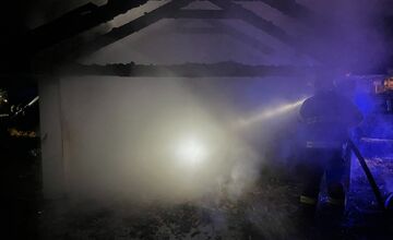 FOTO: V Kašove zhorela dielňa aj dve autá