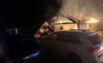 FOTO: V Kašove zhorela dielňa aj dve autá