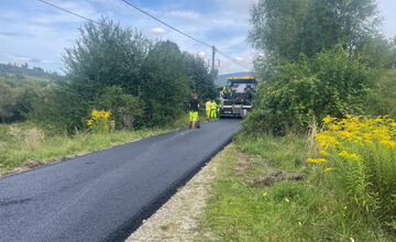 FOTO: V Richnave sa miestni obyvatelia tešia z novej cesty