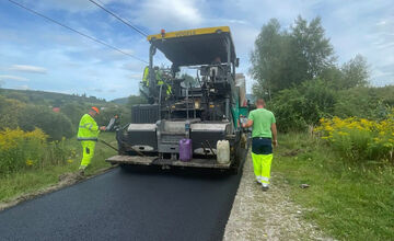 FOTO: V Richnave sa miestni obyvatelia tešia z novej cesty