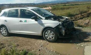 FOTO: Nákladný vlak zachytil auto s poruchou