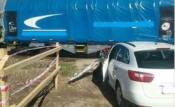 FOTO: Nákladný vlak zachytil auto s poruchou