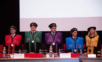 FOTO: UPJŠ predstavila nové taláre