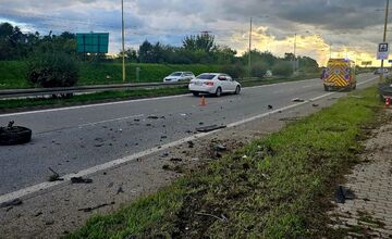 FOTO: V Košiciach za Mostom VSS skončilo osobné auto mimo cesty, zdržíte sa