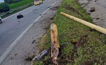 FOTO: V Košiciach za Mostom VSS skončilo osobné auto mimo cesty, zdržíte sa