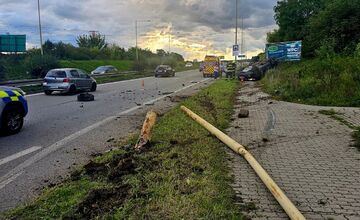 FOTO: V Košiciach za Mostom VSS skončilo osobné auto mimo cesty, zdržíte sa
