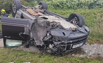 FOTO: V Košiciach za Mostom VSS skončilo osobné auto mimo cesty, zdržíte sa