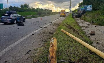FOTO: V Košiciach za Mostom VSS skončilo osobné auto mimo cesty, zdržíte sa