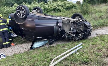 FOTO: V Košiciach za Mostom VSS skončilo osobné auto mimo cesty, zdržíte sa