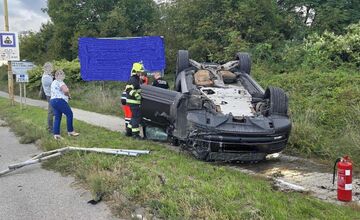 FOTO: V Košiciach za Mostom VSS skončilo osobné auto mimo cesty, zdržíte sa
