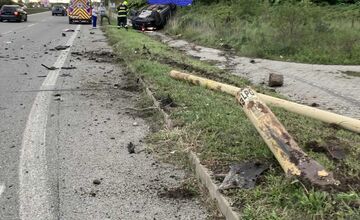 FOTO: V Košiciach za Mostom VSS skončilo osobné auto mimo cesty, zdržíte sa