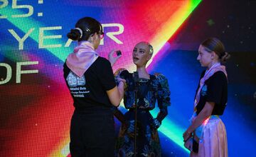 FOTO: Humanoidný robot Sophia sa predstavil na konferencii v Košiciach