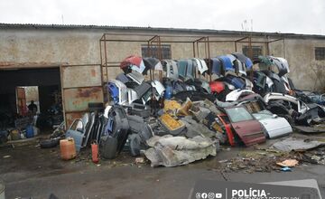 FOTO: Muž z Fekišoviec vytvoril skládku s autovrakmi