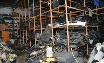 FOTO: Muž z Fekišoviec vytvoril skládku s autovrakmi