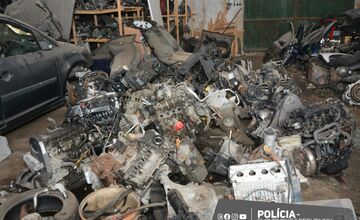 FOTO: Muž z Fekišoviec vytvoril skládku s autovrakmi