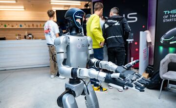 FOTO: Humanoidný robot Sophia sa predstavil na konferencii v Košiciach