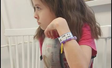 FOTO: Malá bojovníčka Sárka trpí genetickým ochorením chrbtice