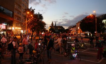 FOTO: Svetielková cyklojazda, historické vozidlá aj výstava autobusov, takto vyzeral víkend bez áut