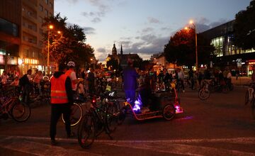 FOTO: Svetielková cyklojazda, historické vozidlá aj výstava autobusov, takto vyzeral víkend bez áut