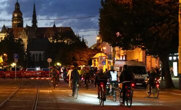 FOTO: Svetielková cyklojazda, historické vozidlá aj výstava autobusov, takto vyzeral víkend bez áut