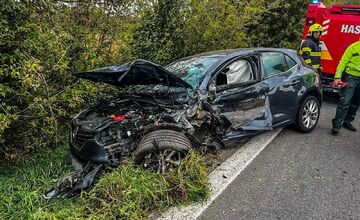 FOTO: Čelná zrážka áut medzi Trhovišťom a Horovcami