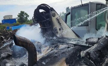 FOTO: Zásah hasičov pri požiari nakladača v areáli košickej recyklačnej spoločnosti