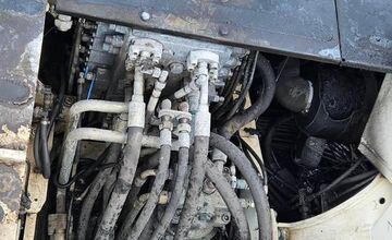 FOTO: Zásah hasičov pri požiari nakladača v areáli košickej recyklačnej spoločnosti