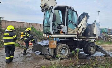 FOTO: Zásah hasičov pri požiari nakladača v areáli košickej recyklačnej spoločnosti