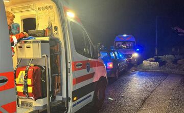 FOTO: Tragická nehoda auta s chodcom v Mníšku nad Hnilcom