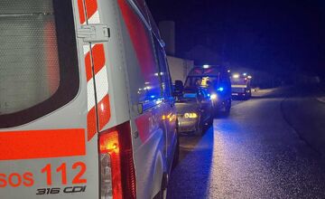 FOTO: Tragická nehoda auta s chodcom v Mníšku nad Hnilcom