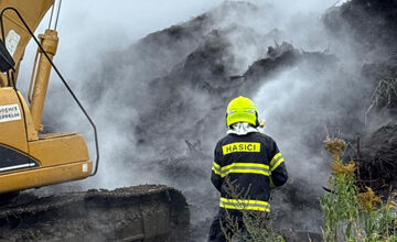 FOTO: Pri hasení požiaru v Spišskej Novej Vsi prišiel na pomoc aj bager