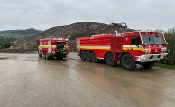 FOTO: Pri hasení požiaru v Spišskej Novej Vsi prišiel na pomoc aj bager
