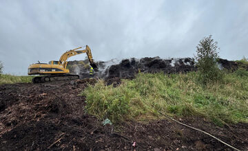 FOTO: Pri hasení požiaru v Spišskej Novej Vsi prišiel na pomoc aj bager