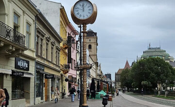 FOTO: Starosta košickej mestskej časti Staré mesto odovzdal opravené hstorické hodiny R. Schusterovi