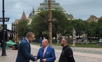 FOTO: Starosta košickej mestskej časti Staré mesto odovzdal opravené hstorické hodiny R. Schusterovi