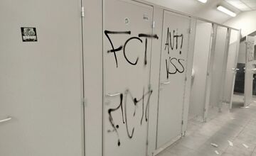 FOTO: Derby Prešov vs. Košice. Vandalizmus a ostré odkazy fanúšikov pokračujú