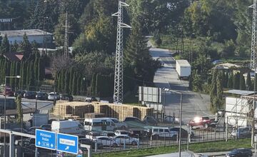 FOTO: Rýchlostnú cestu v Košiciach blokuje kamión