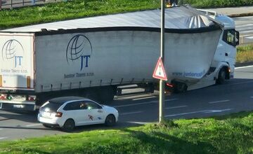 FOTO: Rýchlostnú cestu v Košiciach blokuje kamión
