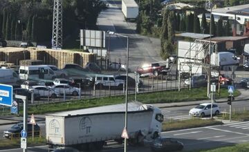 FOTO: Rýchlostnú cestu v Košiciach blokuje kamión