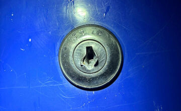 FOTO: Majitelia odparkovaných áut na KVP si najnovšie nachádzajú zničené zámky