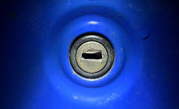 FOTO: Majitelia odparkovaných áut na KVP si najnovšie nachádzajú zničené zámky