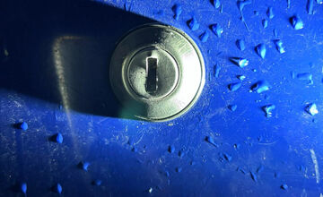 FOTO: Majitelia odparkovaných áut na KVP si najnovšie nachádzajú zničené zámky